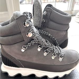 Women’s Sorel Kinetic Conquest waterproof insulated boots. Size 8